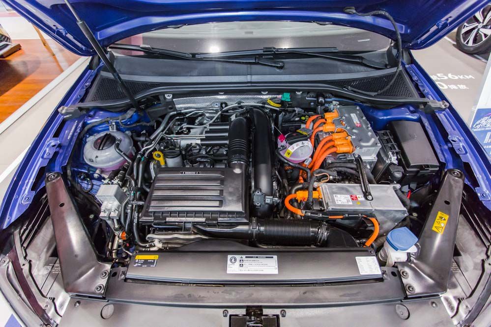 比亚迪汉DM-i对比迈腾GTE，自主这把能赢吗？