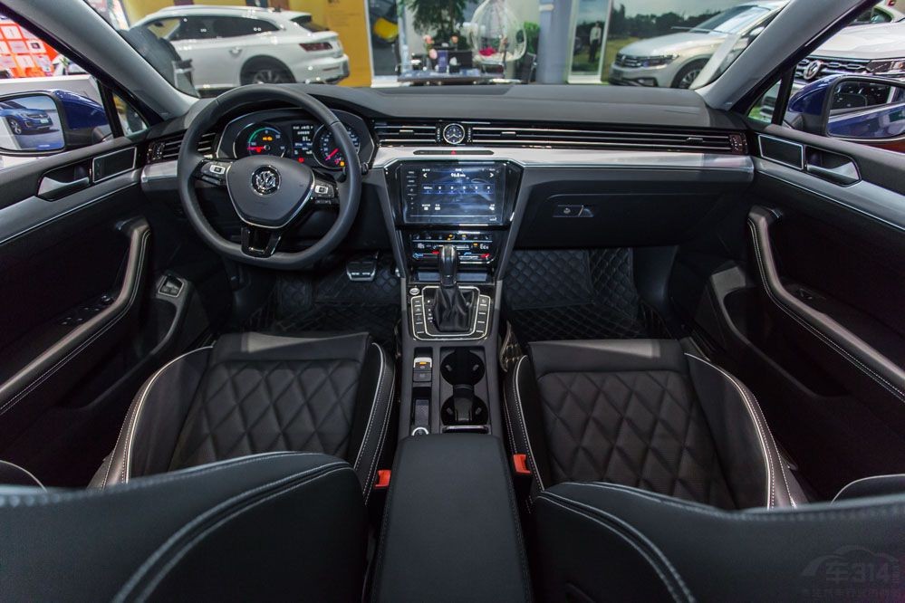 比亚迪汉DM-i对比迈腾GTE，自主这把能赢吗？