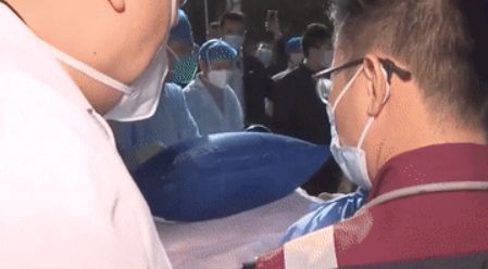 想要大口喝水的女生,终于得救了!休闲区蓝鸢梦想 - Www.slyday.coM 想要大口喝水的女生,终于得救了!休闲区蓝鸢梦想 - Www.slyday.coM