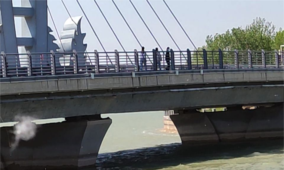 山东一景区女孩跳湖轻生，引来当地网友一片叹息声，直呼太年轻休闲区蓝鸢梦想 - Www.slyday.coM