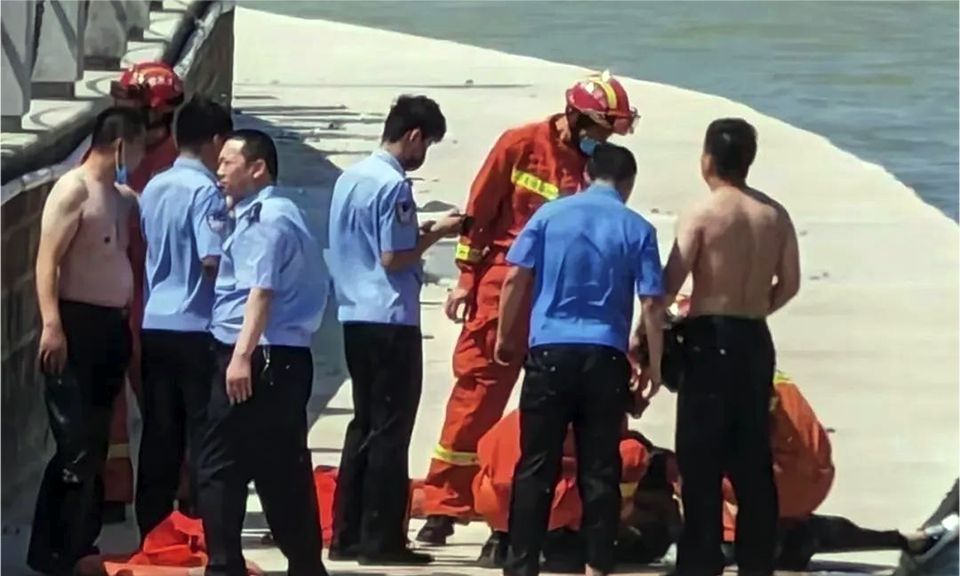 山东一景区女孩跳湖轻生，引来当地网友一片叹息声，直呼太年轻休闲区蓝鸢梦想 - Www.slyday.coM