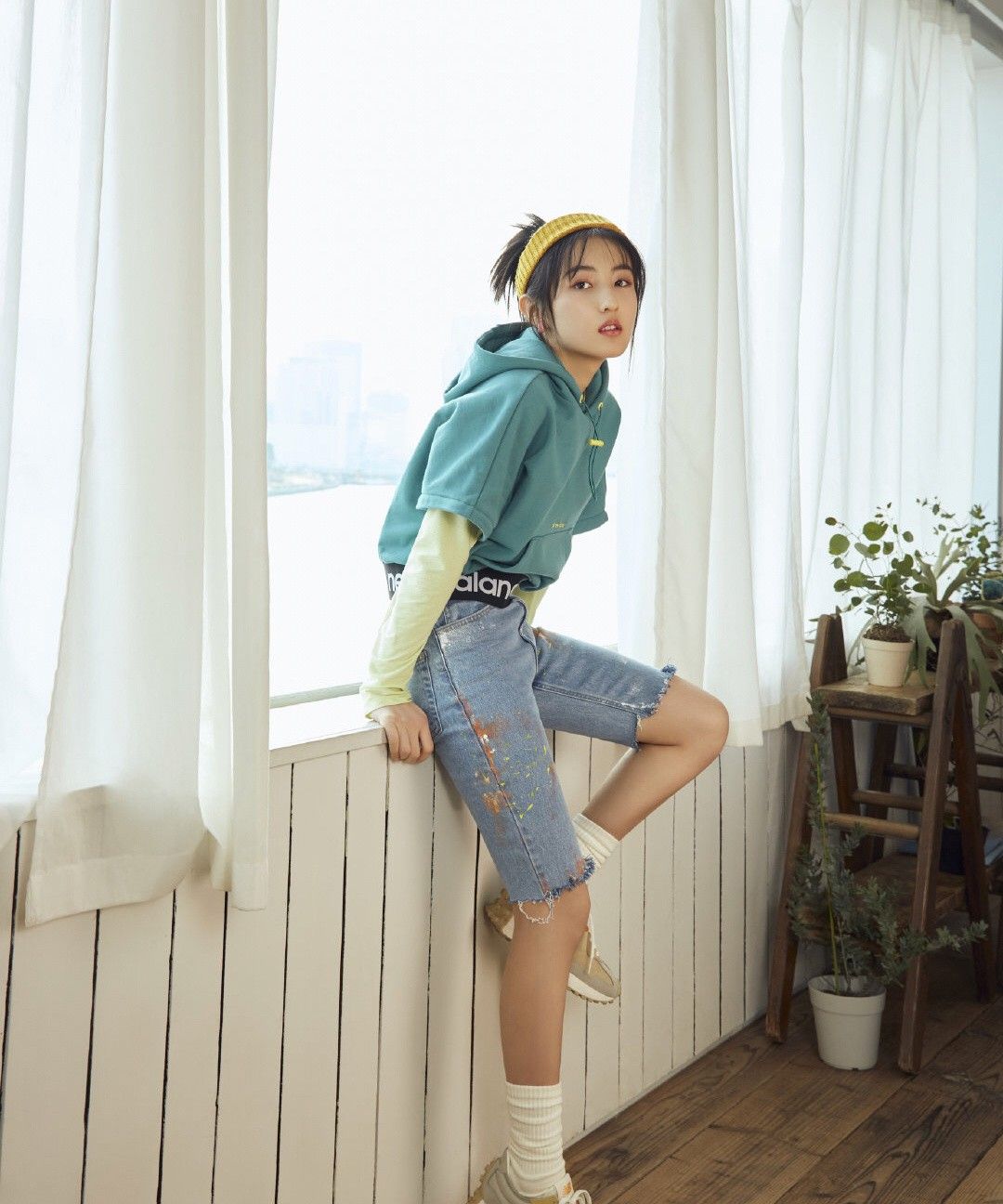 张子枫长大了品味很不错穿夹克外套配牛仔裤造型个性又时髦