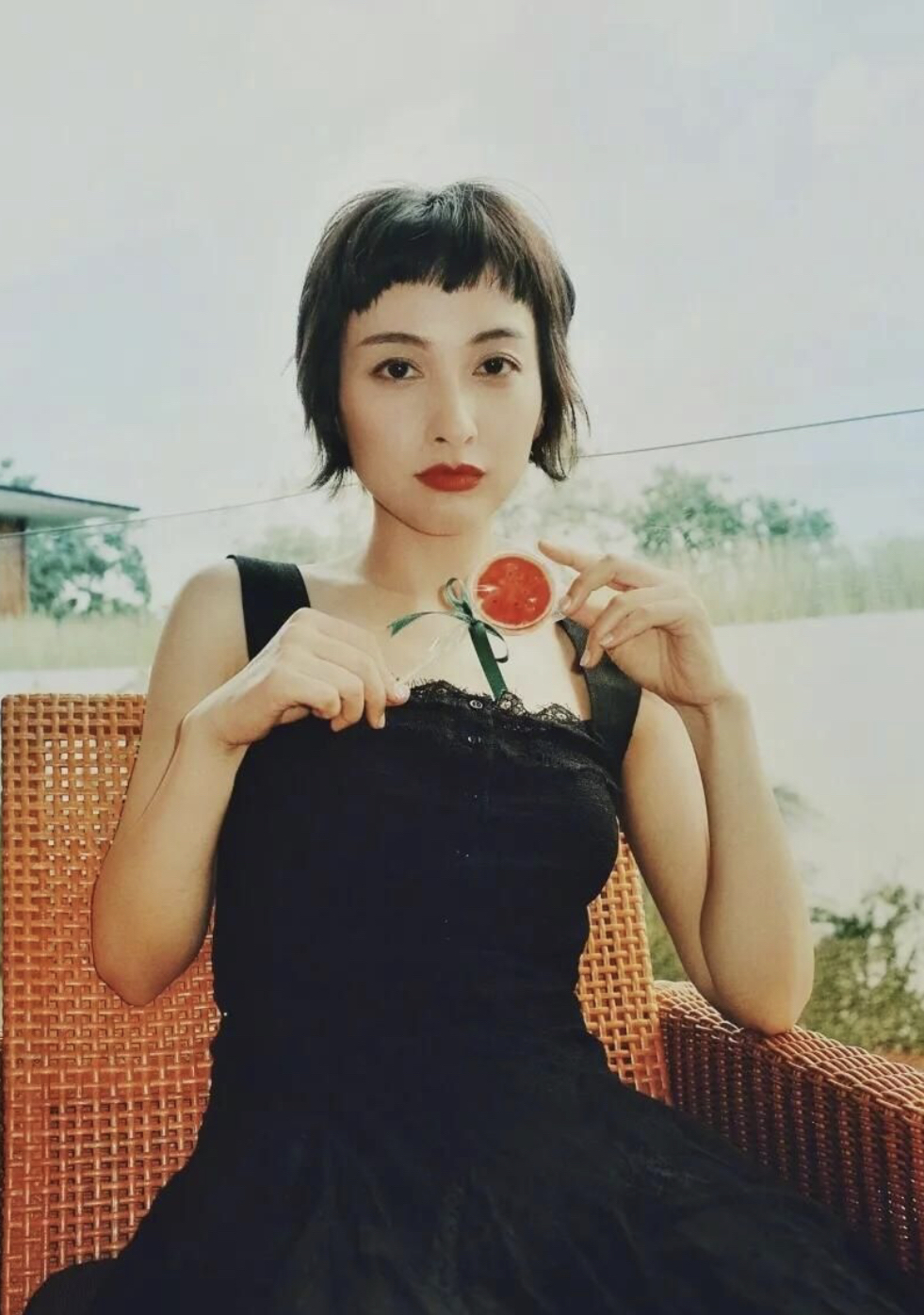 首先第一个就要提一下发型的改变上,从前吴昕都是各种长发,自从换了