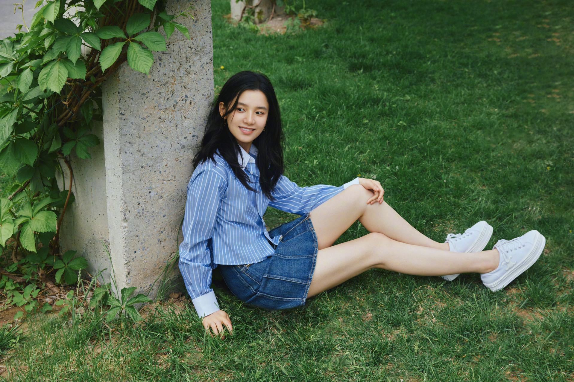 少女感绝了张婧仪直接坐在草地上凹造型穿超短牛仔裙美腿惹眼