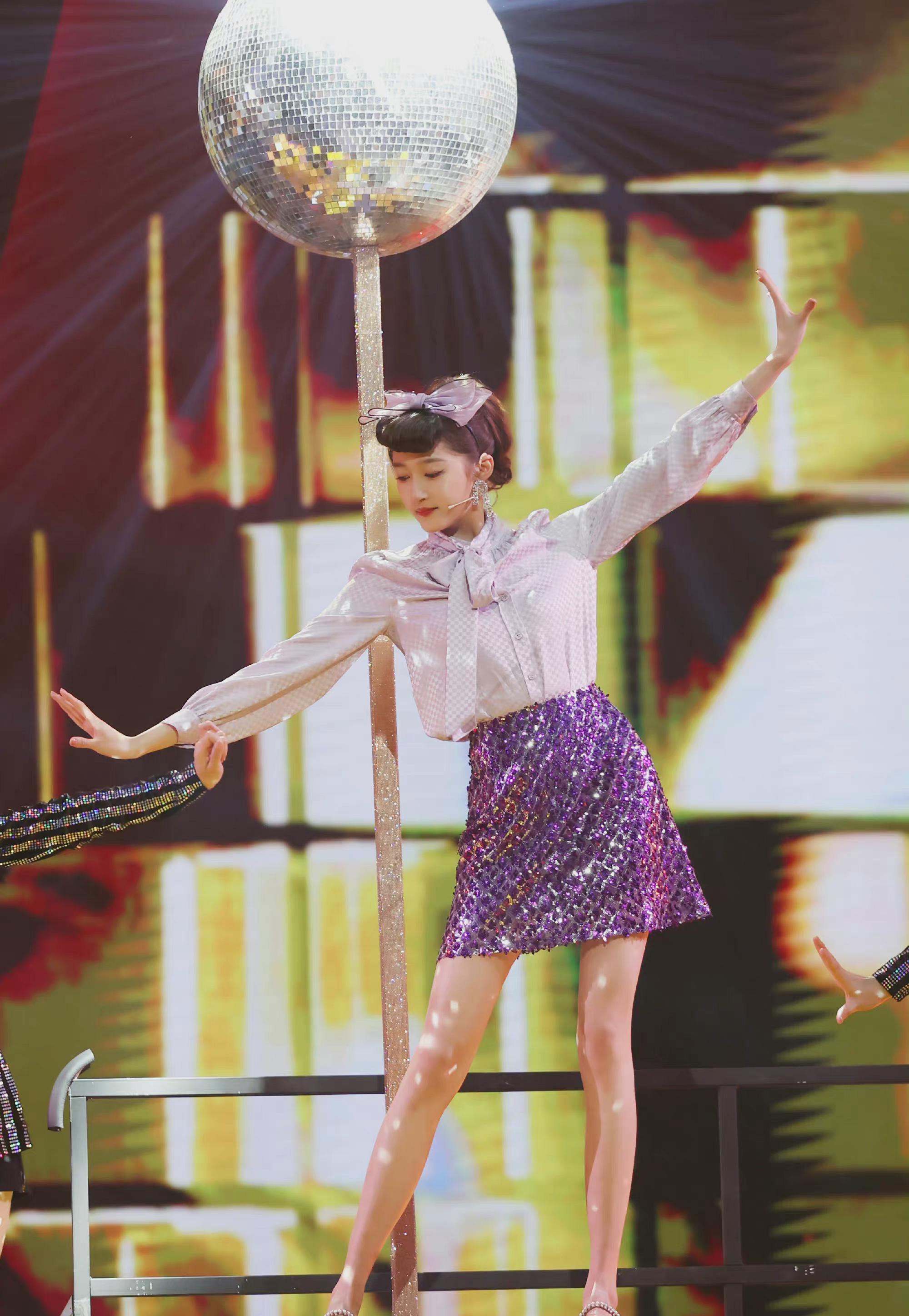 关晓彤再登央视五四晚会造型活力满满大长腿就是要穿短裙