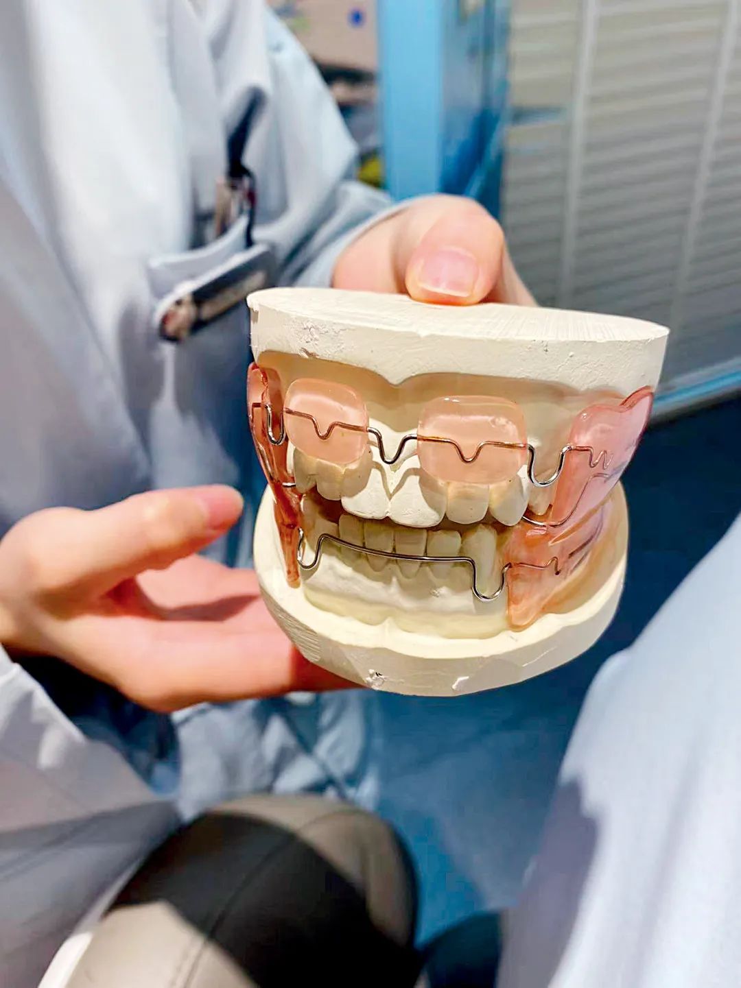 北京一家儿童牙科机构建议给三岁"地包天"儿童戴法兰克3牙套.