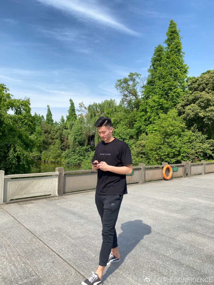 "假期结束9690 676767"直播吧5月6日讯 深圳男篮球员白昊天