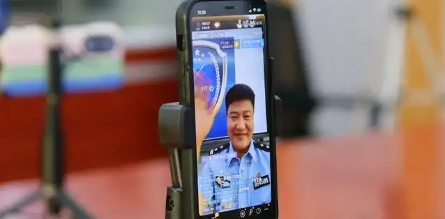 获得央视肯定，连麦明星，被打赏100万后，反诈警官老陈被逼辞职？休闲区蓝鸢梦想 - Www.slyday.coM