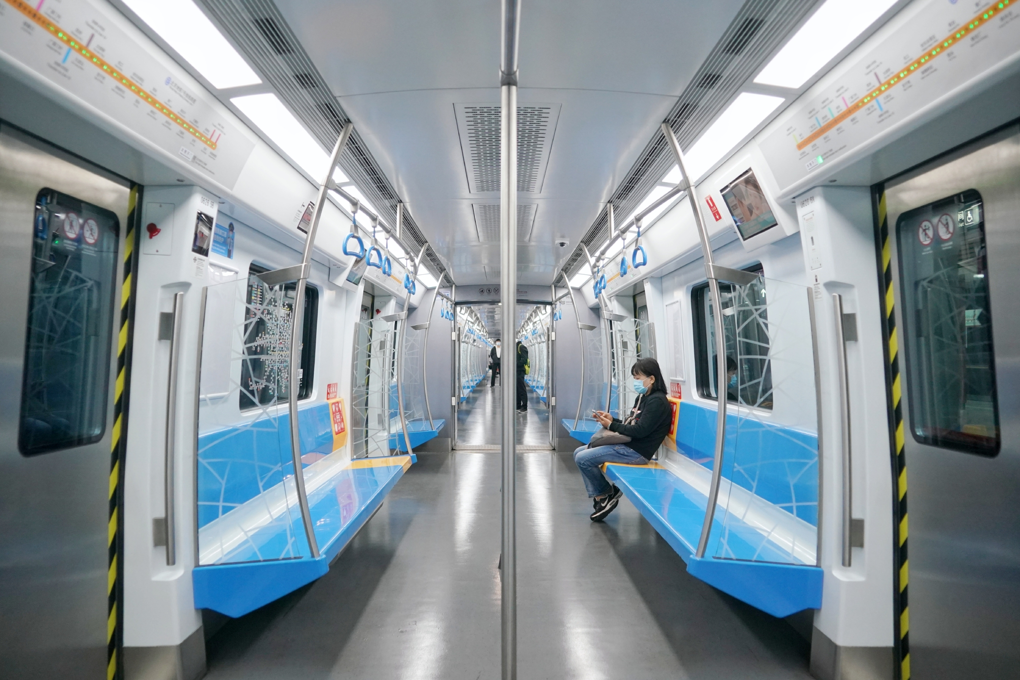 北京地铁7号线车厢内空空荡荡,只有数名乘客.新京报记者 王贵彬 摄