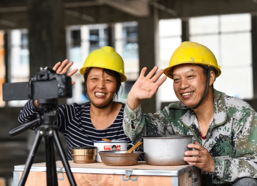 农民工"川哥"用镜头记录劳动生活 新华社供图