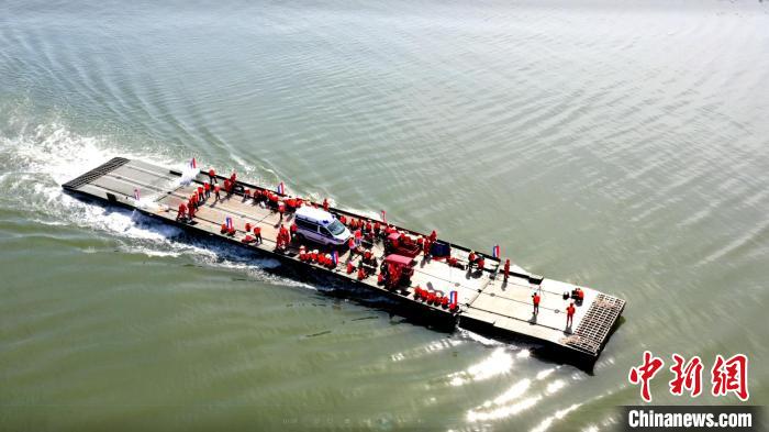 成都演练现场动力舟桥正在转移获救群众和车辆。　刘羽 摄