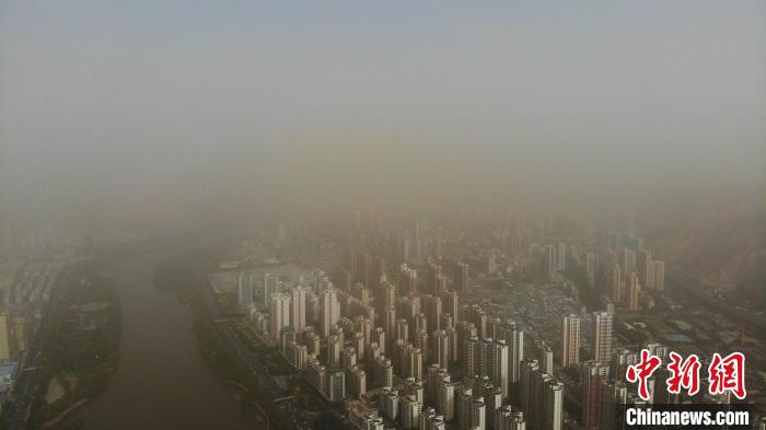 兰州现浮尘天气黄河两岸景色朦胧