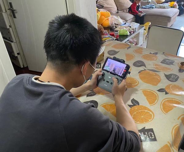凡人战疫丨铁路信号工转做“空中快递员”，他和他的无人机成了小区“红人”休闲区蓝鸢梦想 - Www.slyday.coM