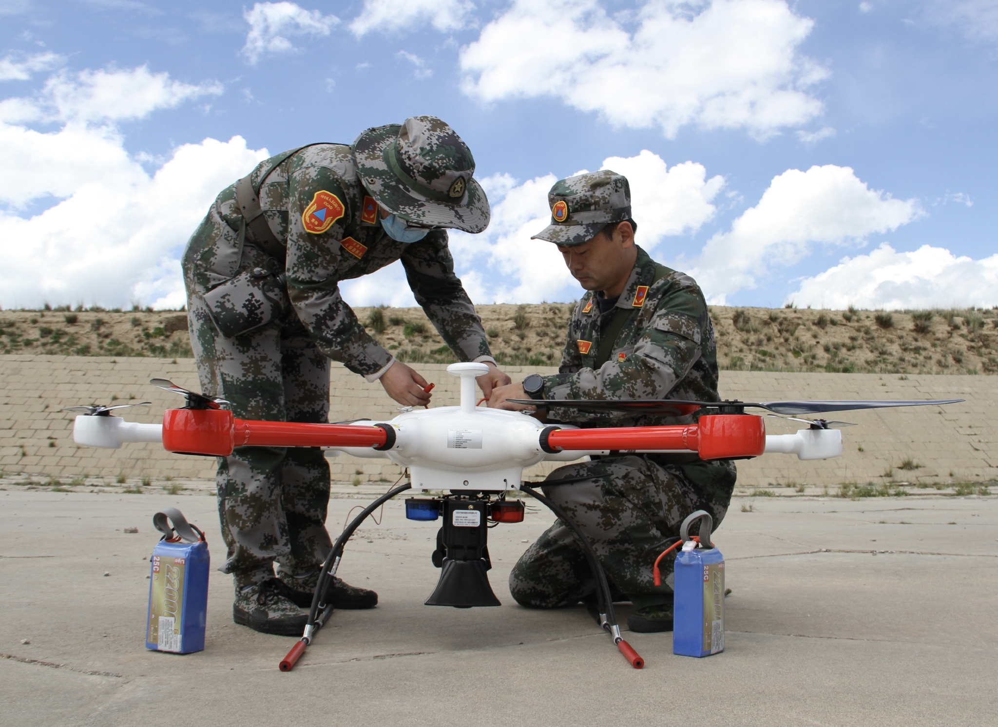 人防专业技术人员调试无人机  青海省人民防空办公室供图