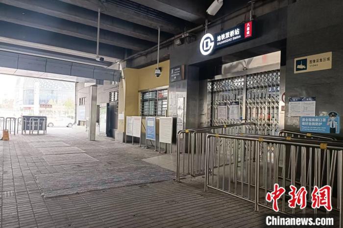 5月5日，朝阳区双桥地铁站已临时封闭。 左雨晴 摄