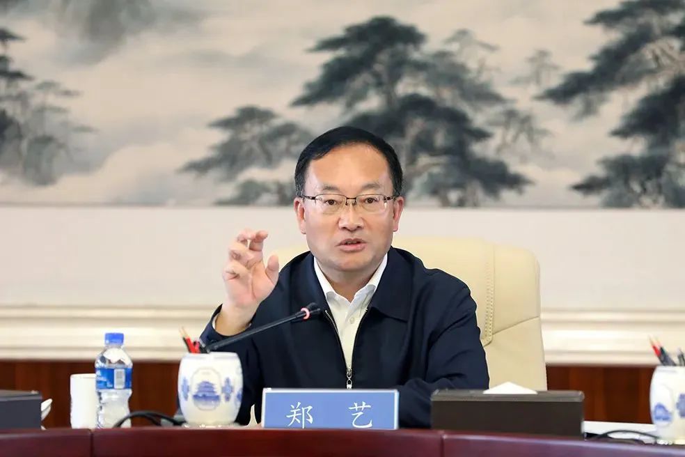 郑艺 资料图郑艺出生于1967年11月,云南彝良人,自云南大学毕业后,相继