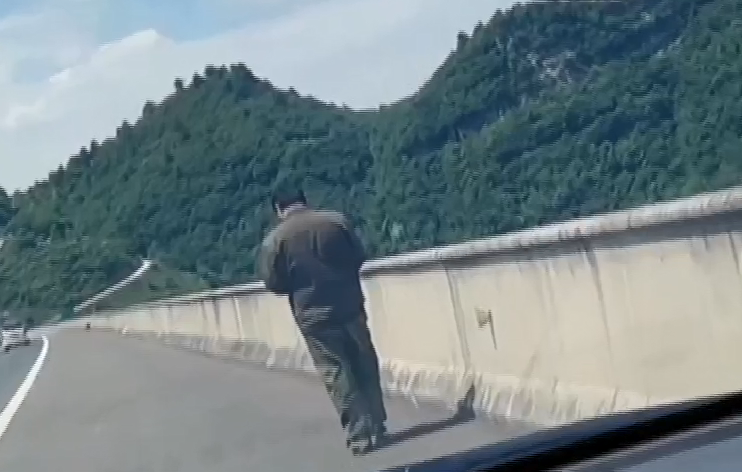 男子高速路上独自行走 被找到时无奈表示 都怪我那 冤种 朋友 服务区 行走 民警 新浪新闻 男子高速路上独自行走 被找到时无奈表示 都怪我那 冤种 朋友 服务区 行走 民警 新浪新闻