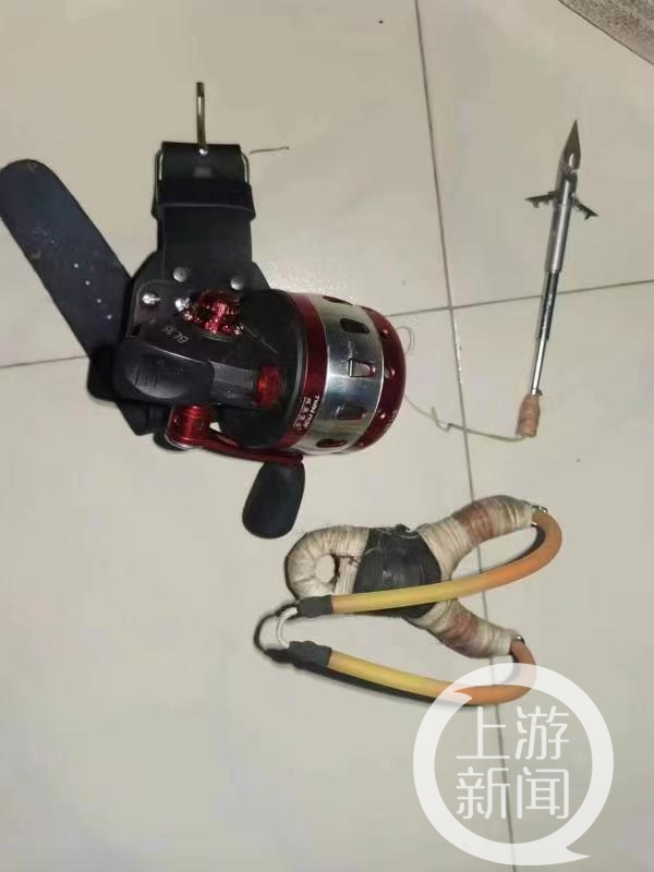 网上一条弹弓加渔镖捕鱼的视频让他眼前一亮,工具小,速度快,威力大