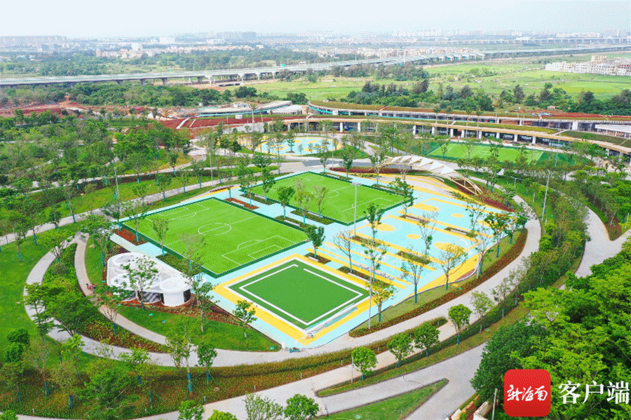 西海岸南片区公园建设中的足球场和篮球场。新海南客户端、南海网、南国都市报记者 汪承贤 摄