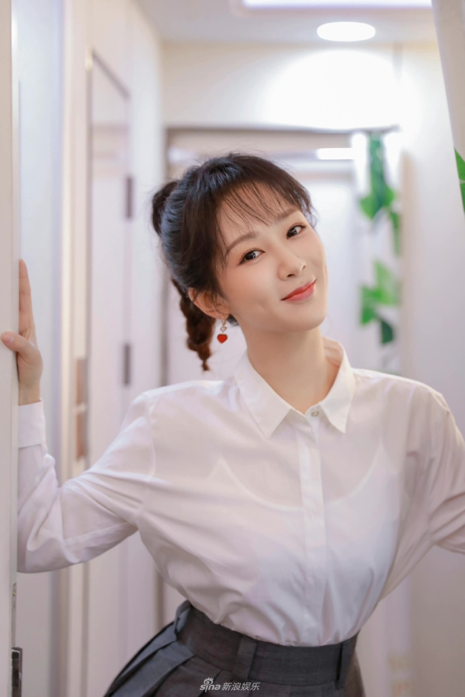 杨紫简约风写真大片曝光扎丸子头俏皮可爱