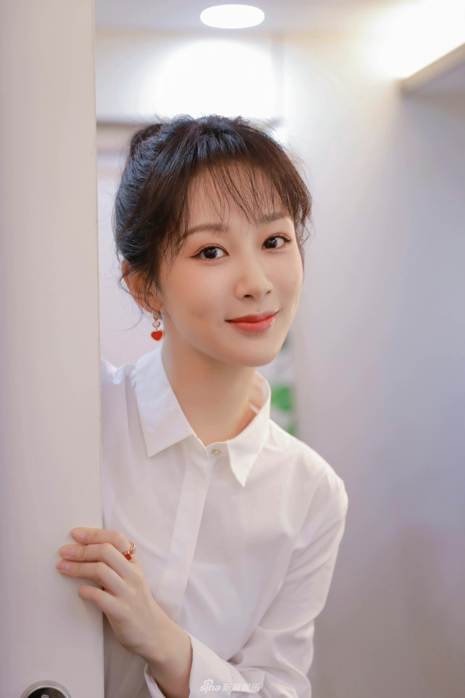 杨紫简约风写真大片曝光 扎丸子头俏皮可爱__财经头条