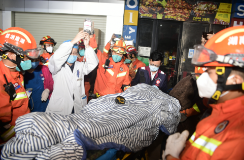 长沙塌房事故致53人遇难，那个被困88小时后得救的女孩，让人唏嘘...休闲区蓝鸢梦想 - Www.slyday.coM