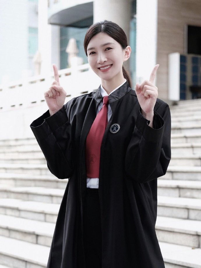 江疏影新剧女士的法则明天上映律师造型严肃干练