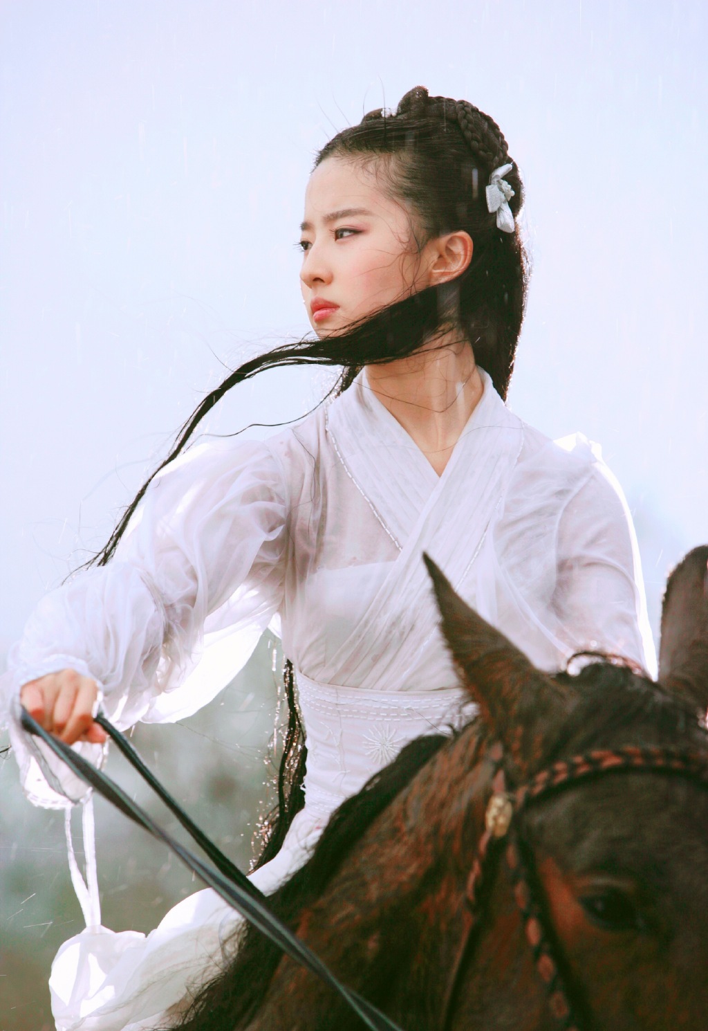 女星骑马姿态大pk:热巴帅气,刘亦菲绝美,赵丽颖霸气清冽!