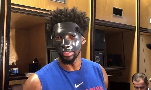 利好恩比德戴灰色面具热身球迷欢呼迎来救世主但洛瑞复出了