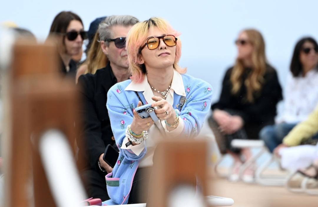 权志龙时隔4年现身时装周腿瘦的像铅笔身体状况引人担忧