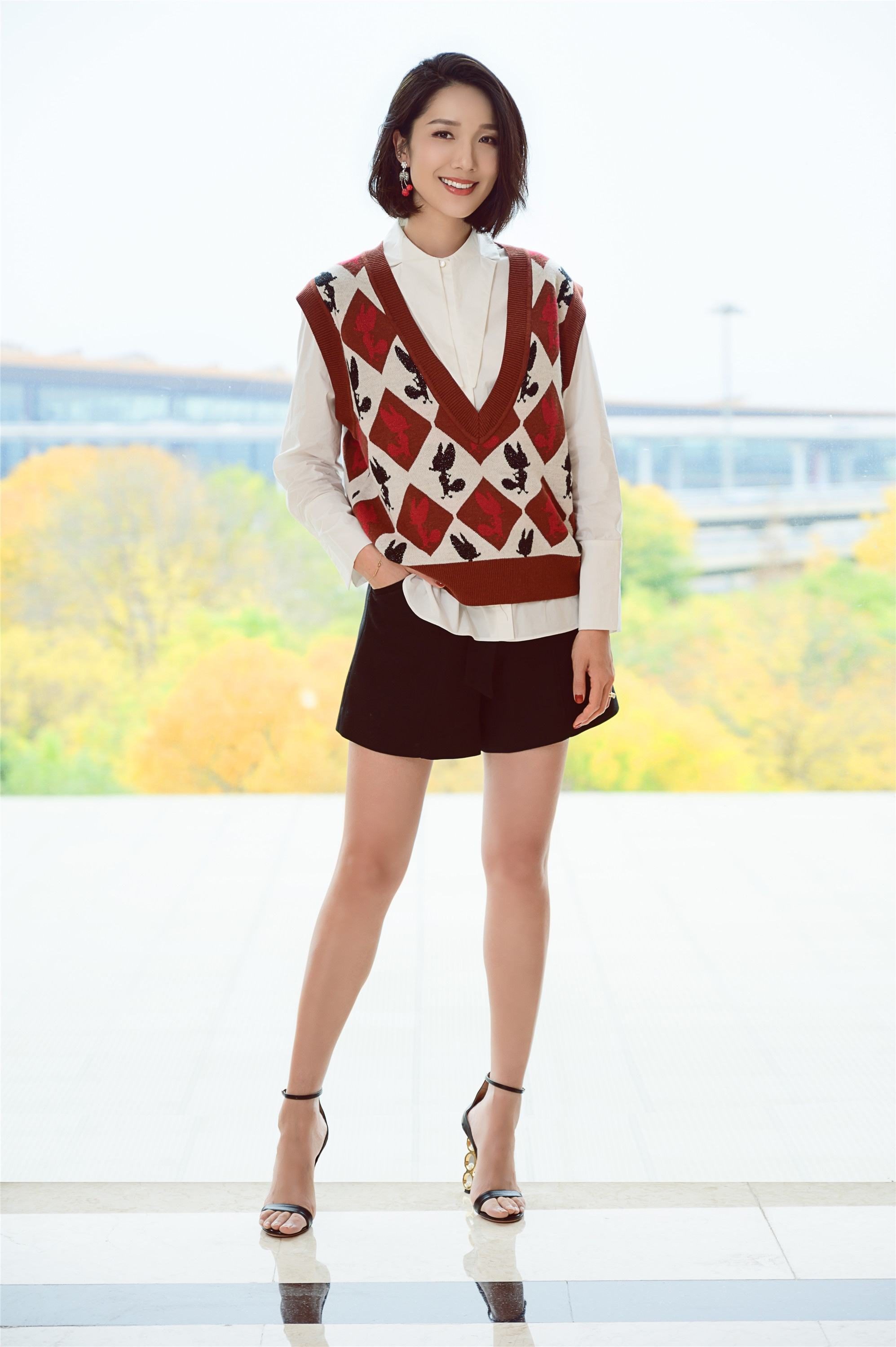 42岁王祖蓝定居内地携妻女坐地铁出游李亚男长腿白皙太吸睛