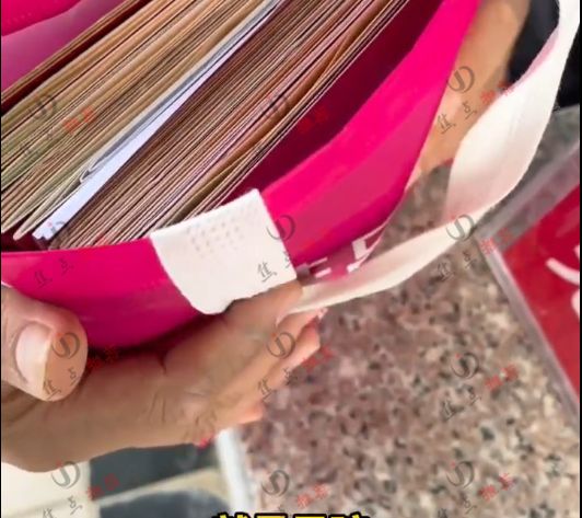 河北:大叔带20本房产证替儿子征婚,网友:再生个女儿来得及吗休闲区蓝鸢梦想 - Www.slyday.coM 河北:大叔带20本房产证替儿子征婚,网友:再生个女儿来得及吗休闲区蓝鸢梦想 - Www.slyday.coM