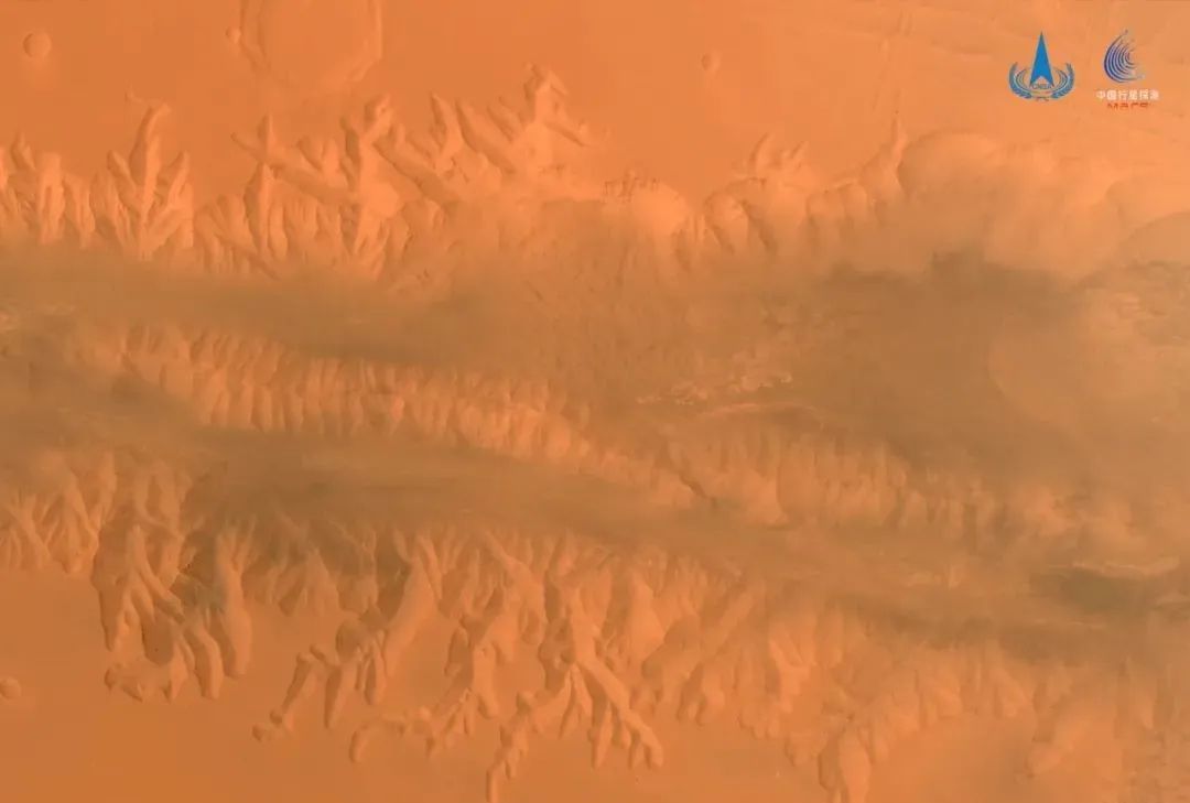 传回940GB数据！天问一号拍到火星“伤疤”，祝融号要“冬眠”了休闲区蓝鸢梦想 - Www.slyday.coM