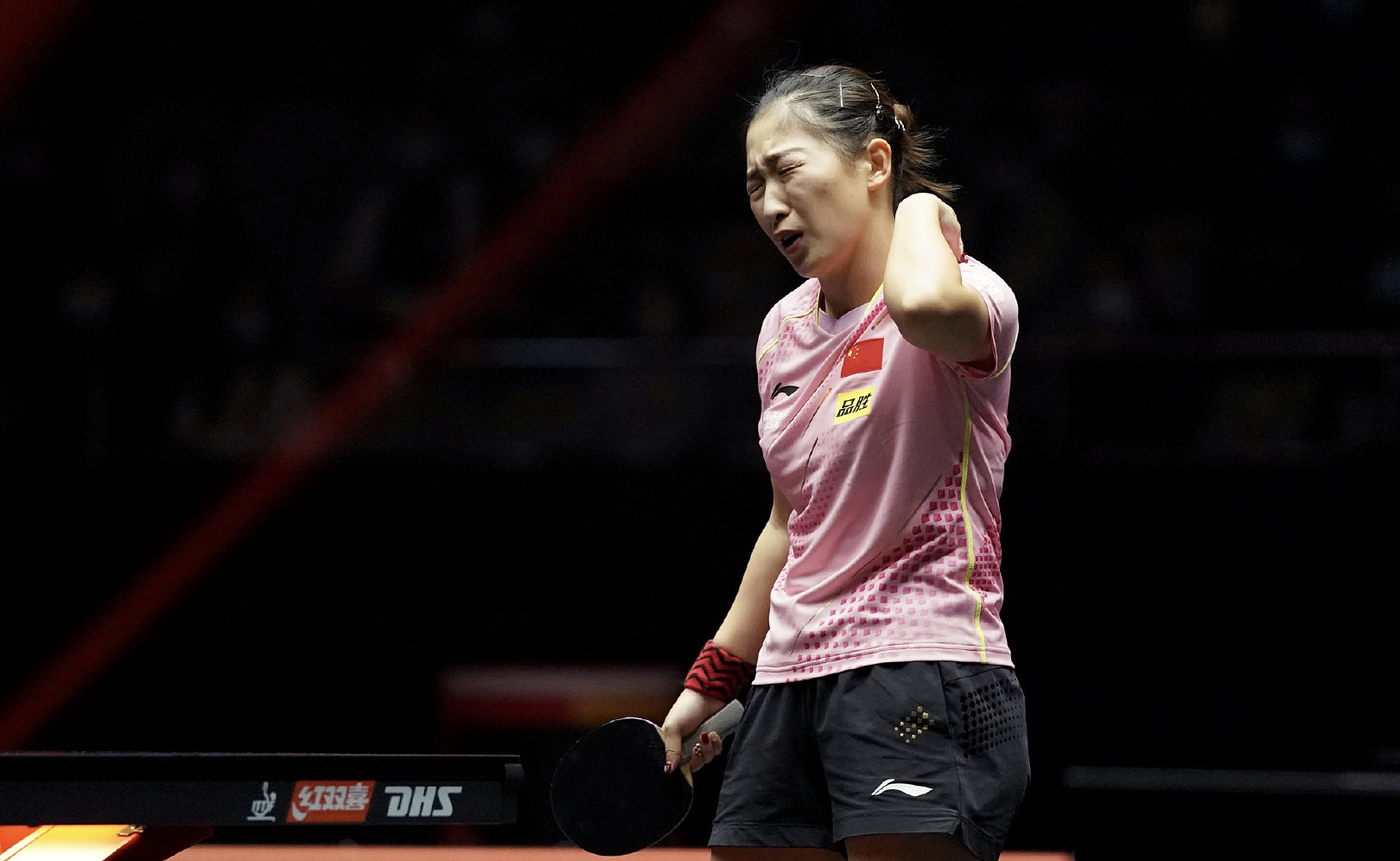 刘诗雯吐舌头真可爱没接到球气得皱眉头偏着头表情显得很无奈