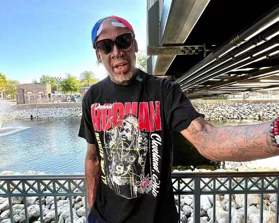 60岁罗德曼近况风骚依旧墨镜一戴谁也不爱老牌潮男