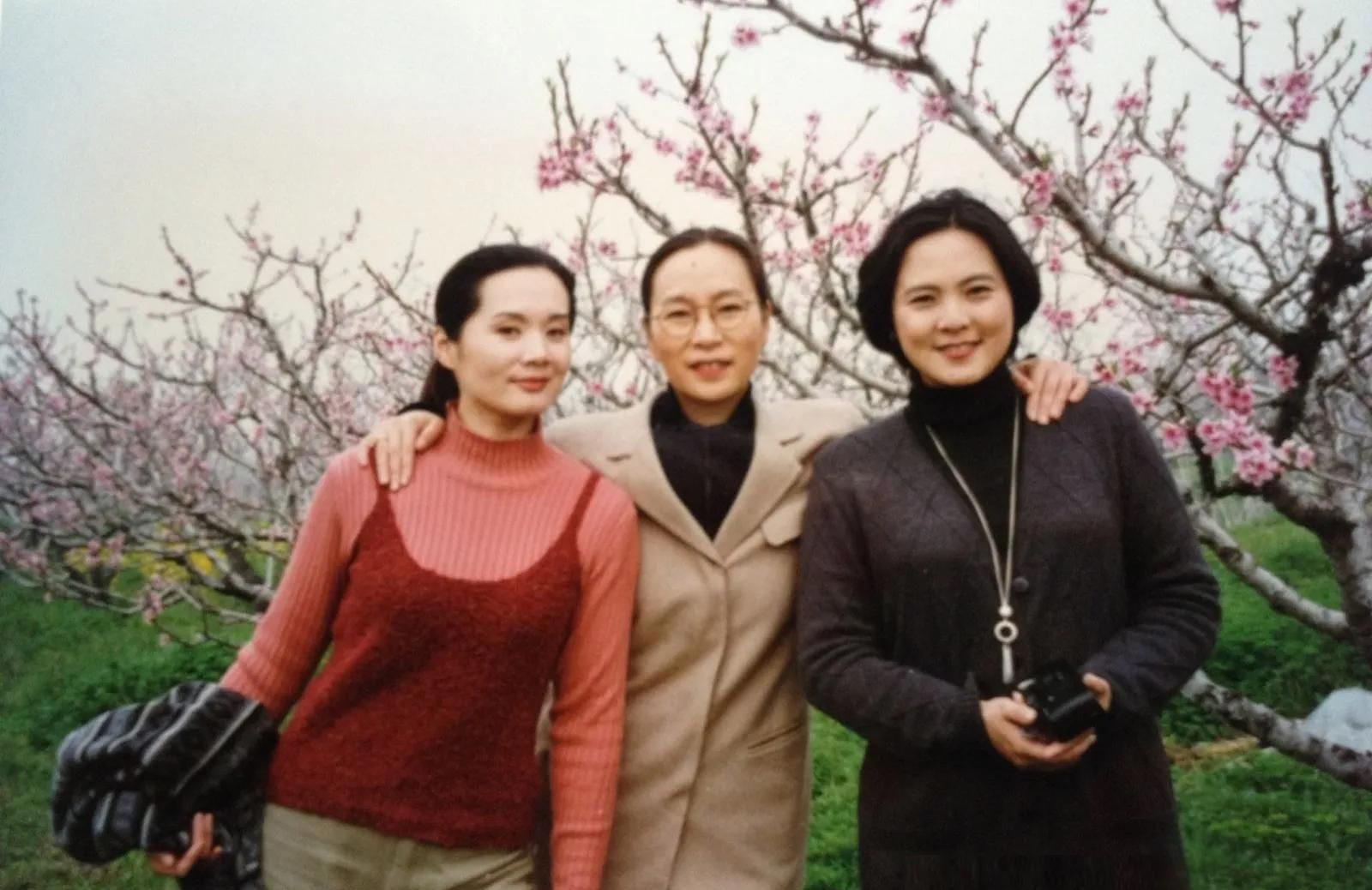 上海演员吴冕当婆婆的女儿与丈夫恩爱42年生一子今幸福美满