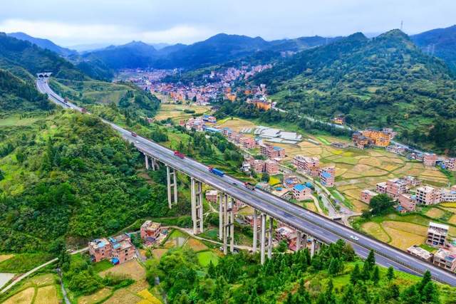 2021年,华侨城集团全面贯彻落实党中央,国务院决策部署和国资委工作