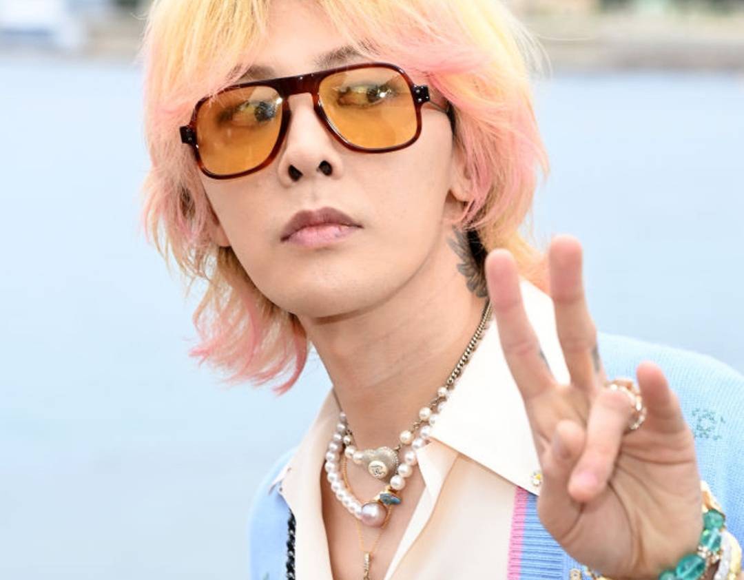 权志龙时隔4年现身时装周腿瘦的像铅笔身体状况引人担忧