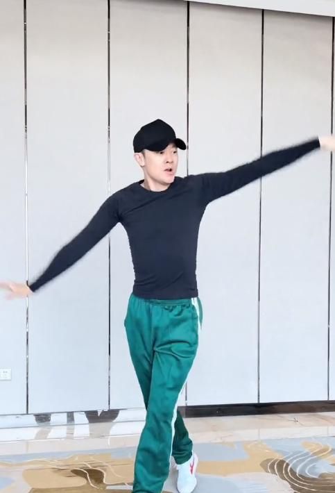 印小天自学草原抖肩操以交作业形式请刘畊宏老师批改