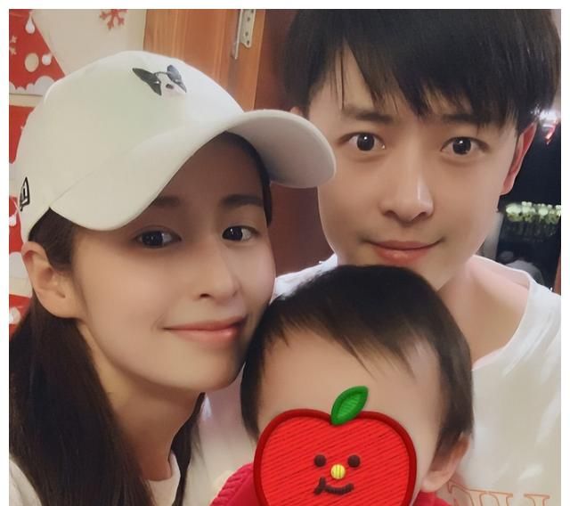 颖儿带4岁女儿走机场,小月亮穿粉色套装活力十足,身高引人瞩目