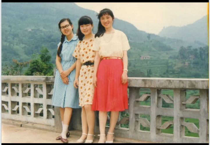 九十年代的青春美女,活力四射,眼神里充满信心