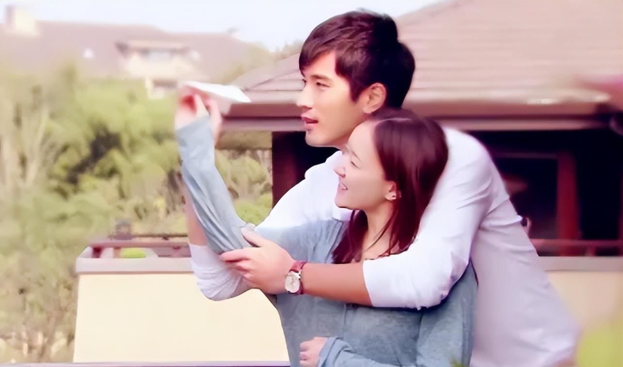 焦俊艳晒工作照剧组庆生穿高领衫露齿灿笑大龄剩女被父母催婚