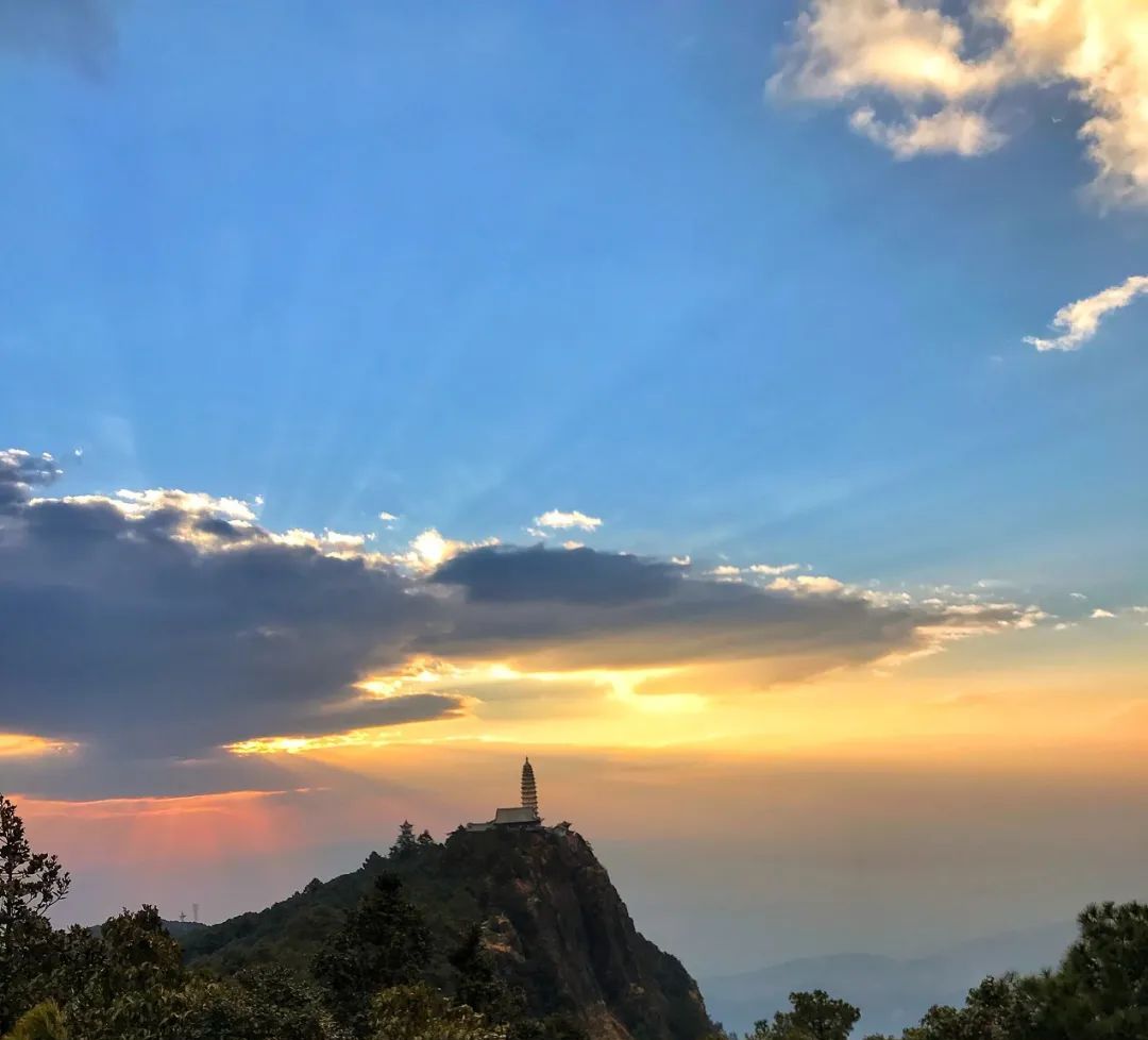 而"佛光"并不常有云海,日出常见是鸡足山三大气象景观云海,日出,"佛光