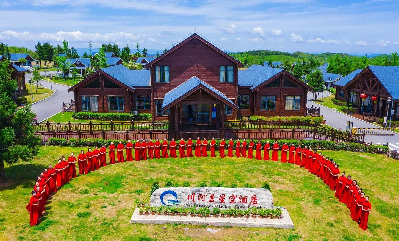 重庆秀山川河盖初夏给你漫山花海给你云上生活