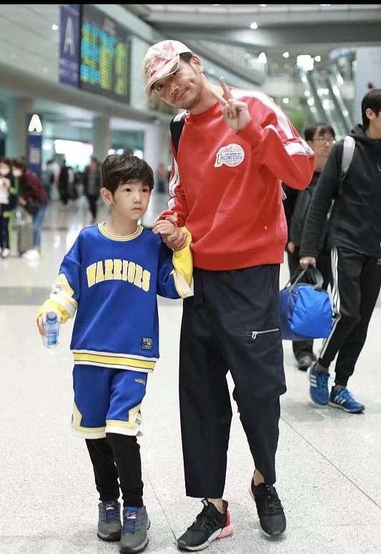 杨烁儿子真像个小姑娘罕跟爹走机场紧身裤穿成宽松版太骨感了