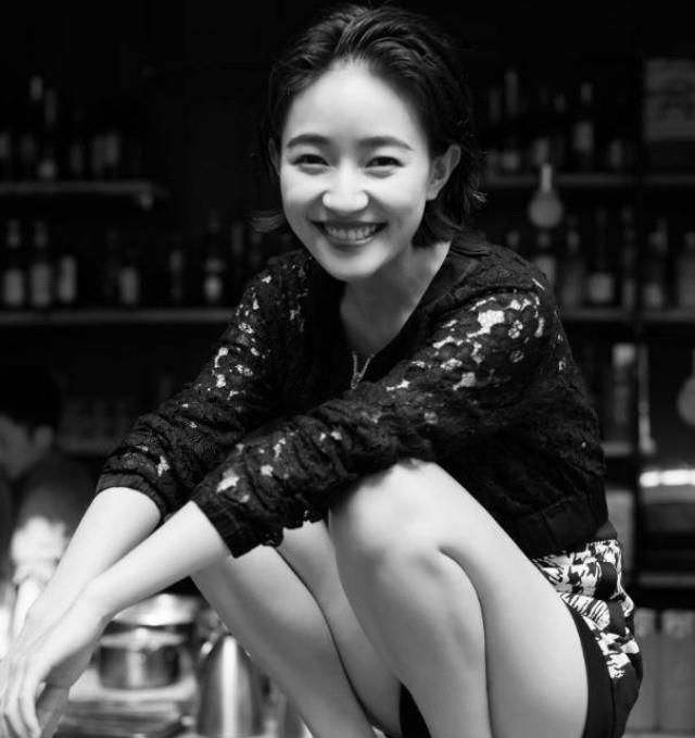 焦俊艳晒工作照剧组庆生穿高领衫露齿灿笑大龄剩女被父母催婚