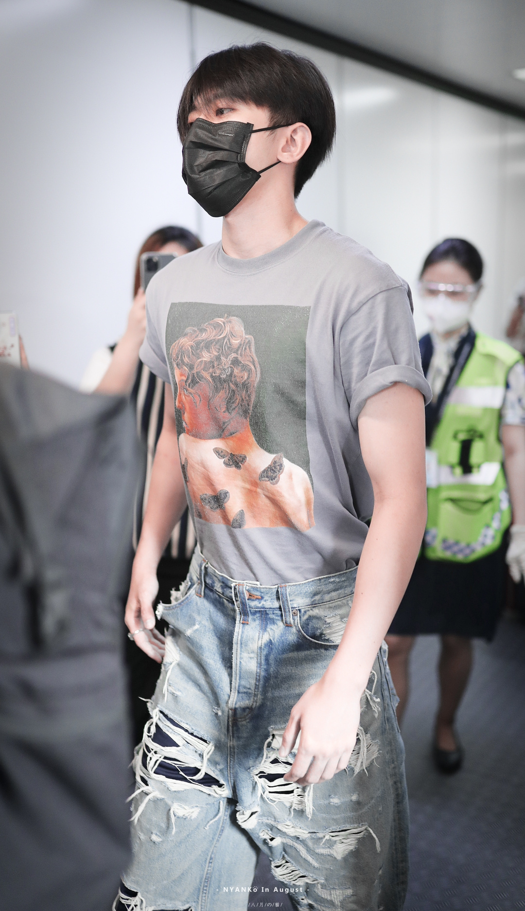 蔡徐坤今日份机场图灰色印花t恤77破洞牛仔裤顺毛好乖啊