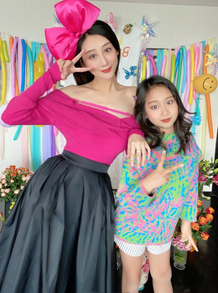 陈浩民老婆蒋丽莎生4孩身材也很好穿粉上衣锁骨跟明显太迷人