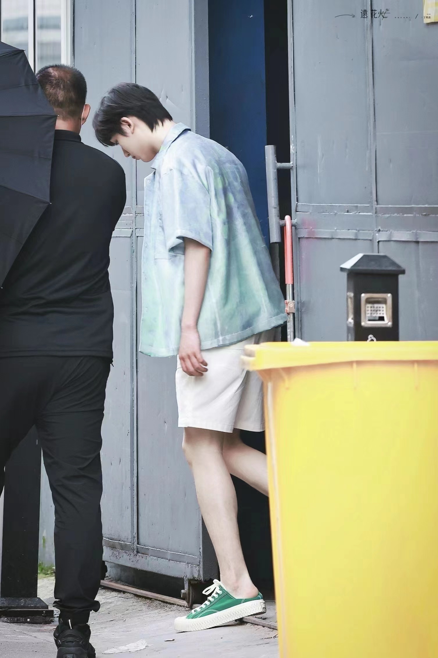 夏天就要露腿啊[舔屏]～绿色扎染衬衫 白色短裤丁程鑫《花儿与少年》