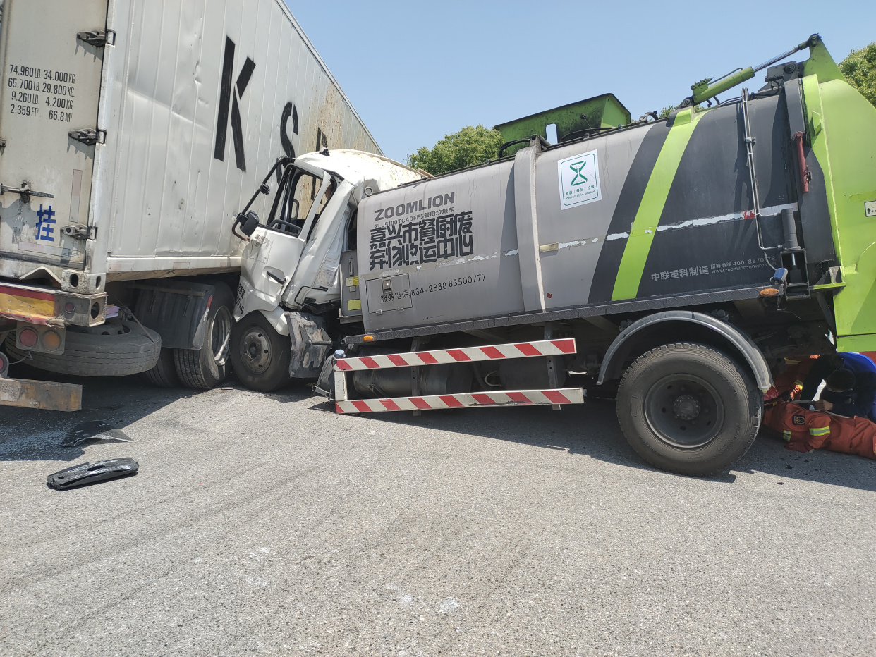 消防救援人员到达事故现场后,发现现场为一辆环卫车和一辆半挂车追尾